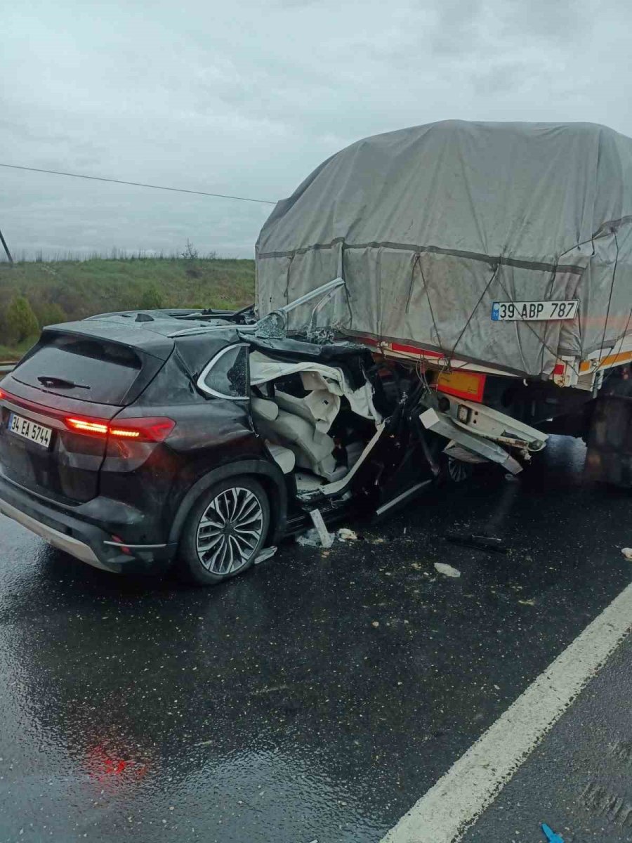 kesanda-otomobil-tirin-dorsesine-carpti-3-kisi-yaralandi