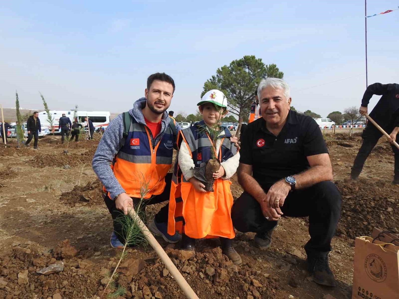 kiliste-binlerce-fidan-toprakla-bulustu