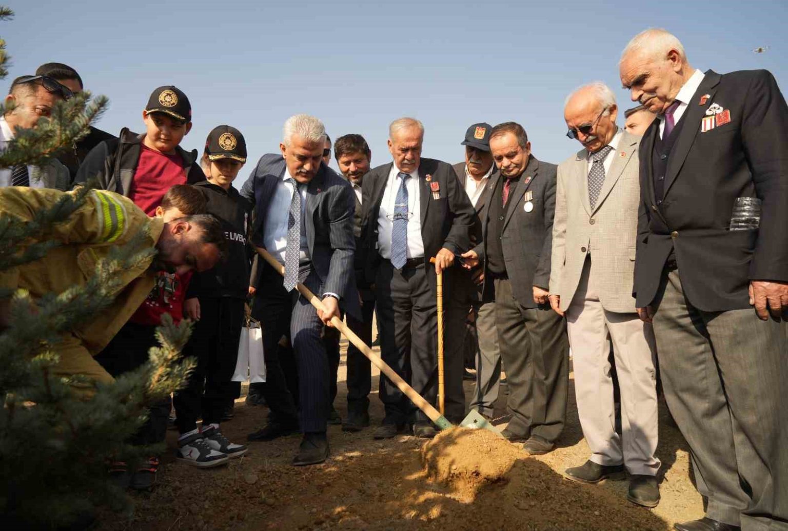 kirikkalede-binlerce-fidan-toprakla-bulusturuldu