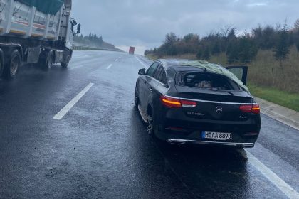 kirklarelinde-siddetli-yagis-otomobil-tira-carpti