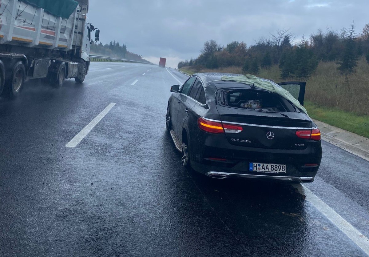 kirklarelinde-siddetli-yagis-otomobil-tira-carpti