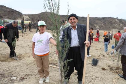 kozanda-yangindan-etkilenen-alana-dede-torun-fidan-dikti