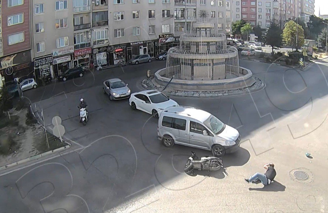 kutahyada-iki-ayri-motosiklet-kazasi-kameralara-yansidi