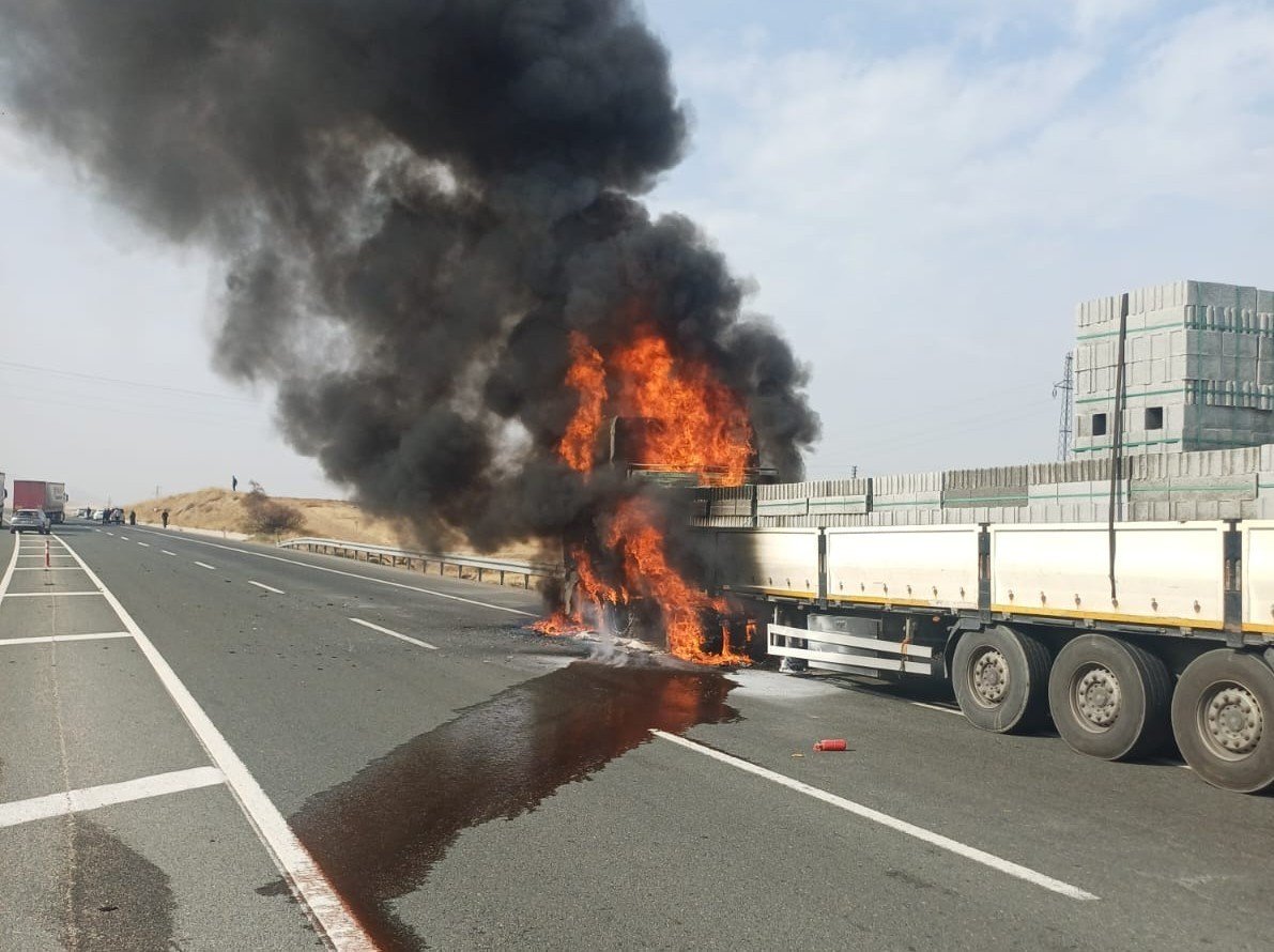 malatya-elazig-karayolunda-tir-yangini