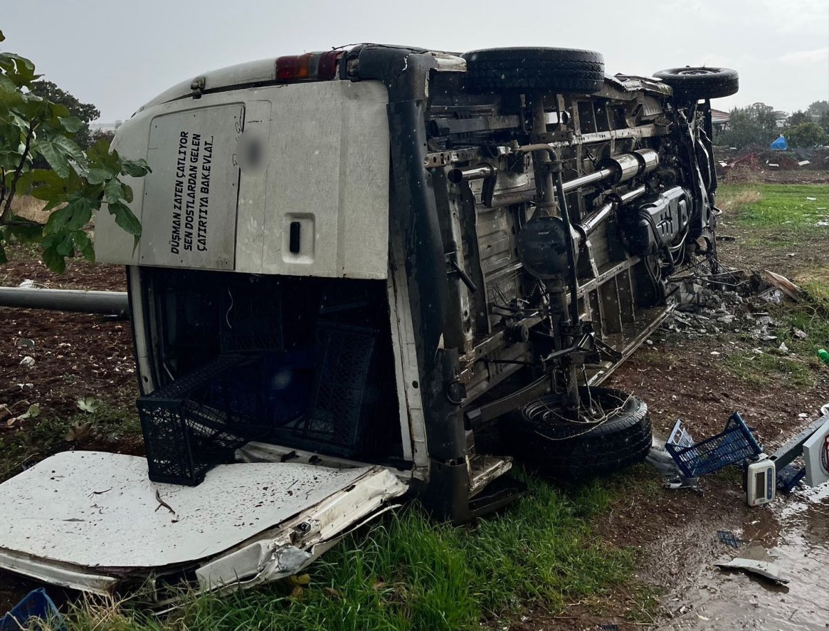 manisada-kamyonet-devrildi-1-olu-1-yarali