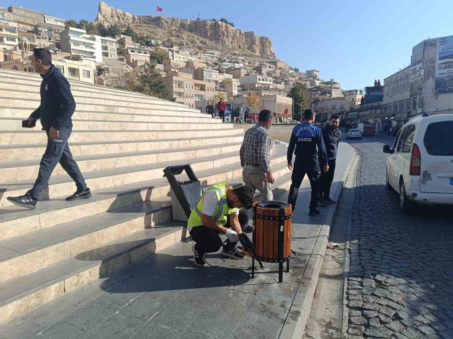 mardin-buyuksehir-belediyesi-artuklu-1-caddede-cop-kovalarini-yeniliyor