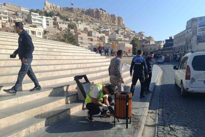 mardin-buyuksehir-belediyesi-artuklu-1-caddede-cop-kovalarini-yeniliyor