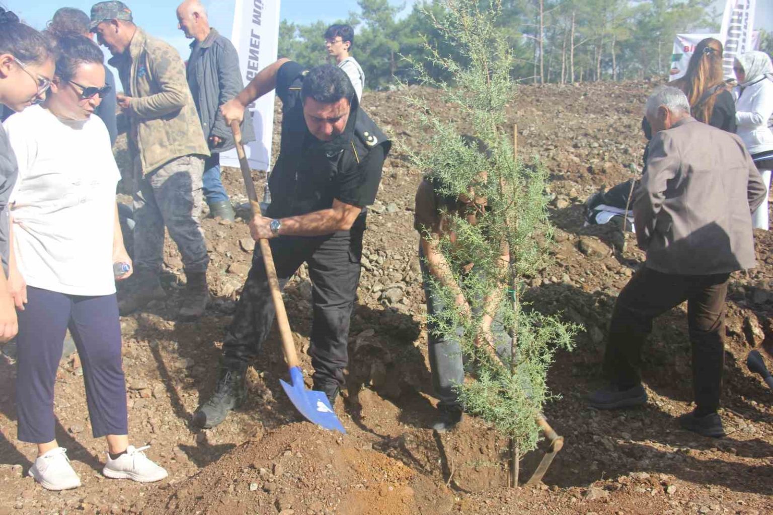 marmaris-milli-agaclandirma-gununde-3-bin-fidani-toprakla-bulusturdu