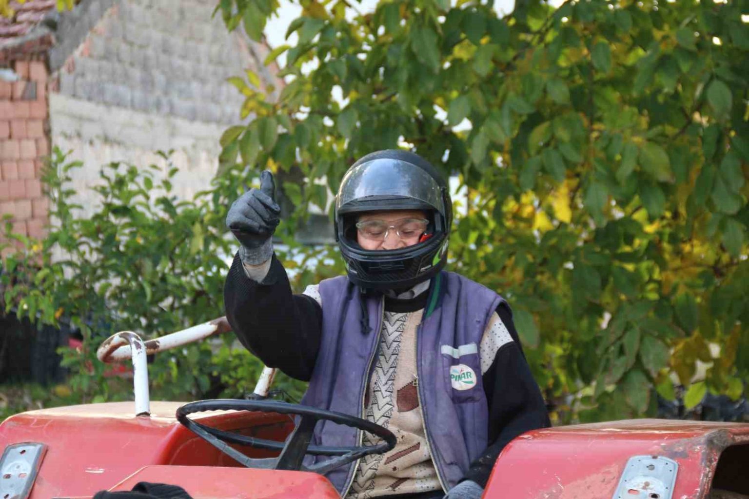 mehmet-amca-yeni-yonetmelige-gore-hazirlanip-tarlasini-surdu