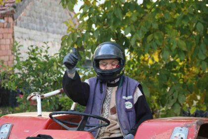 mehmet-amca-yeni-yonetmelige-gore-hazirlanip-tarlasini-surdu