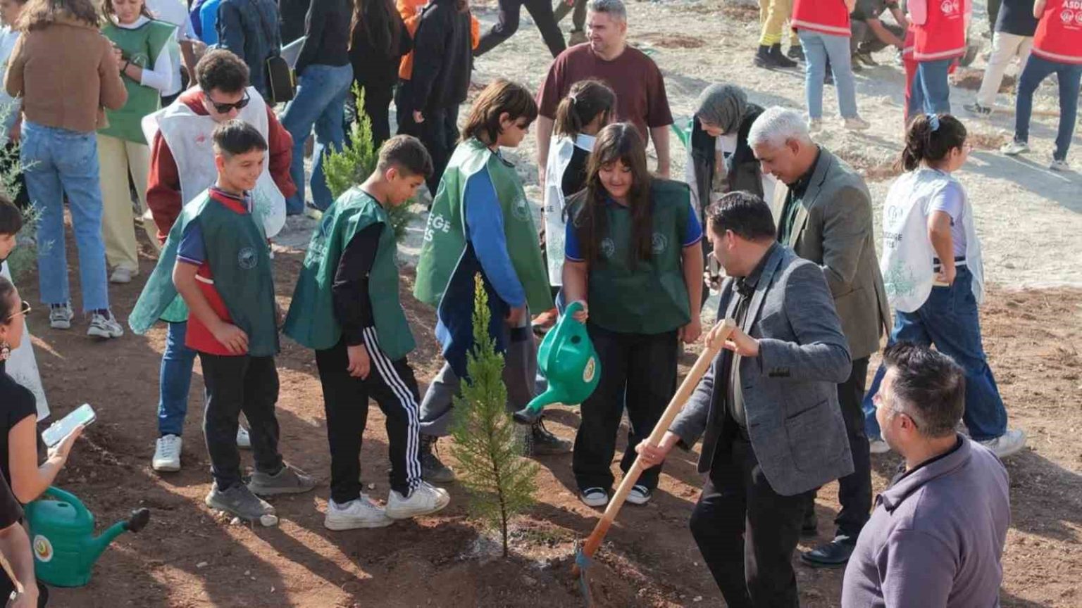mersinde-500-fidan-toprakla-bulusturuldu