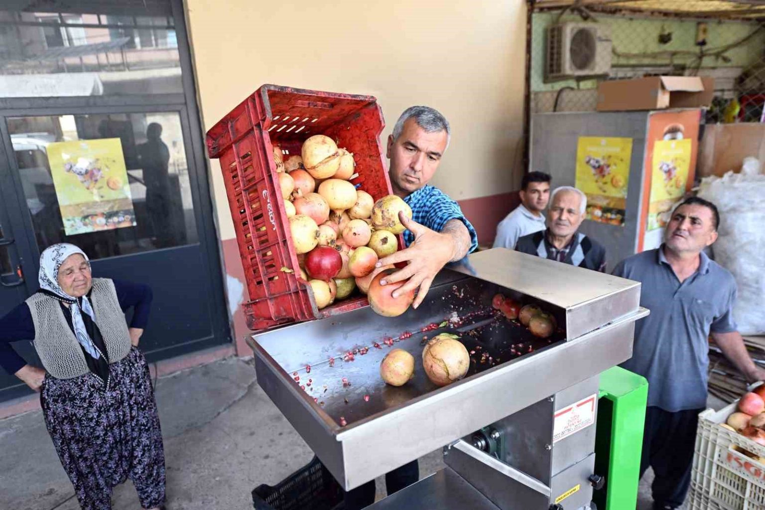 mersinde-nar-ureticilerine-makine-destegi