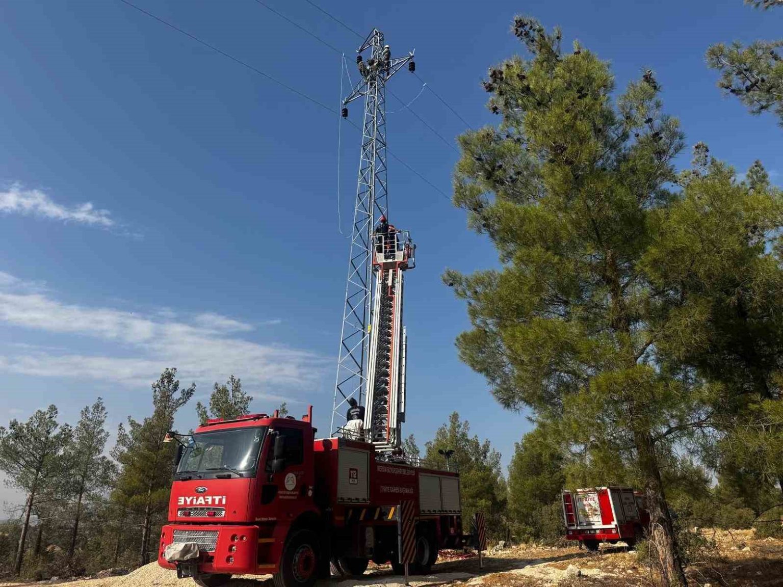 mersinde-yuksek-gerilim-direginde-mahsur-kalan-isci-kurtarildi