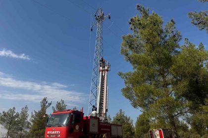 mersinde-yuksek-gerilim-direginde-mahsur-kalan-isci-kurtarildi