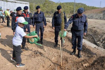milli-agaclandirma-gununde-bozyazida-fidanlar-toprakla-bulustu