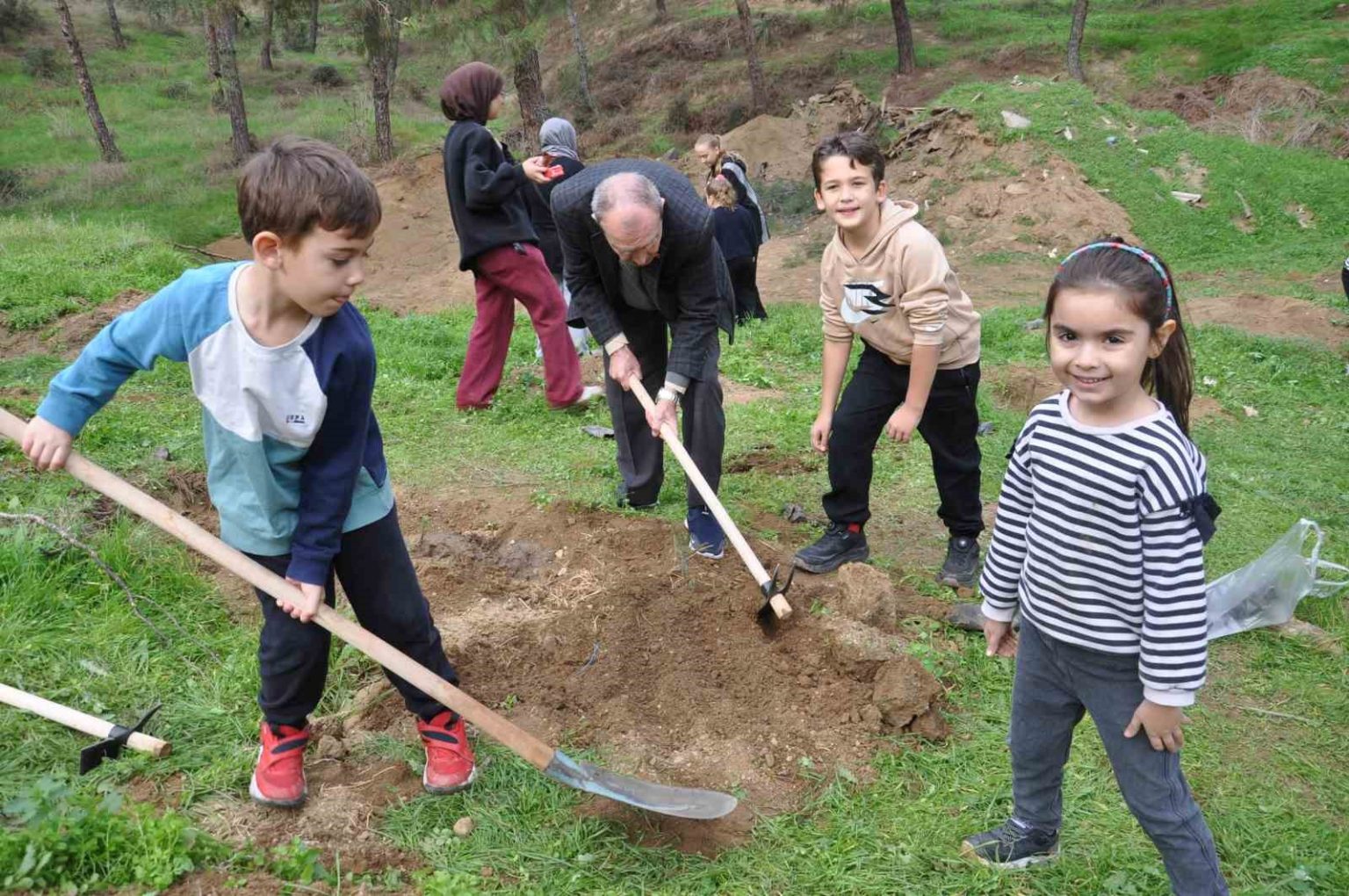 milli-agaclandirma-gununde-salihlide-600-fidan-toprakla-bulustu