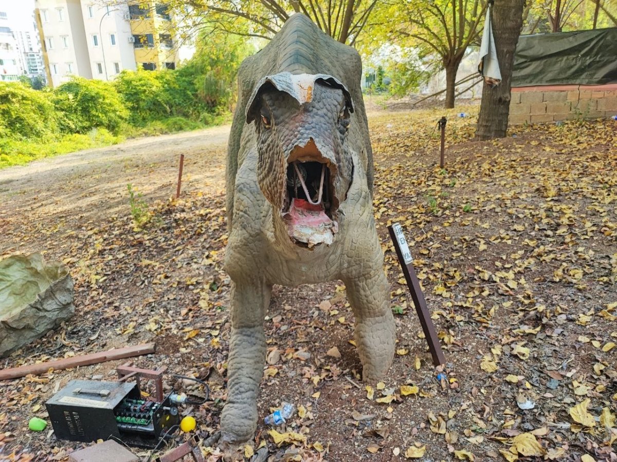 milyonlarca-lira-harcanan-dinazor-park-curumeye-terk-edildi