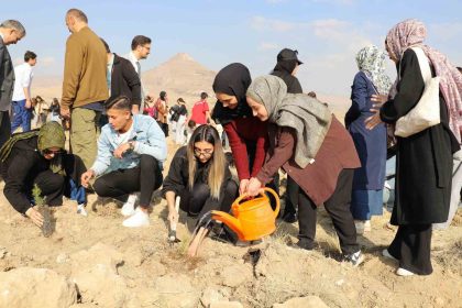 neude-milli-agaclandirma-gununde-fidanlar-toprakla-bulustu