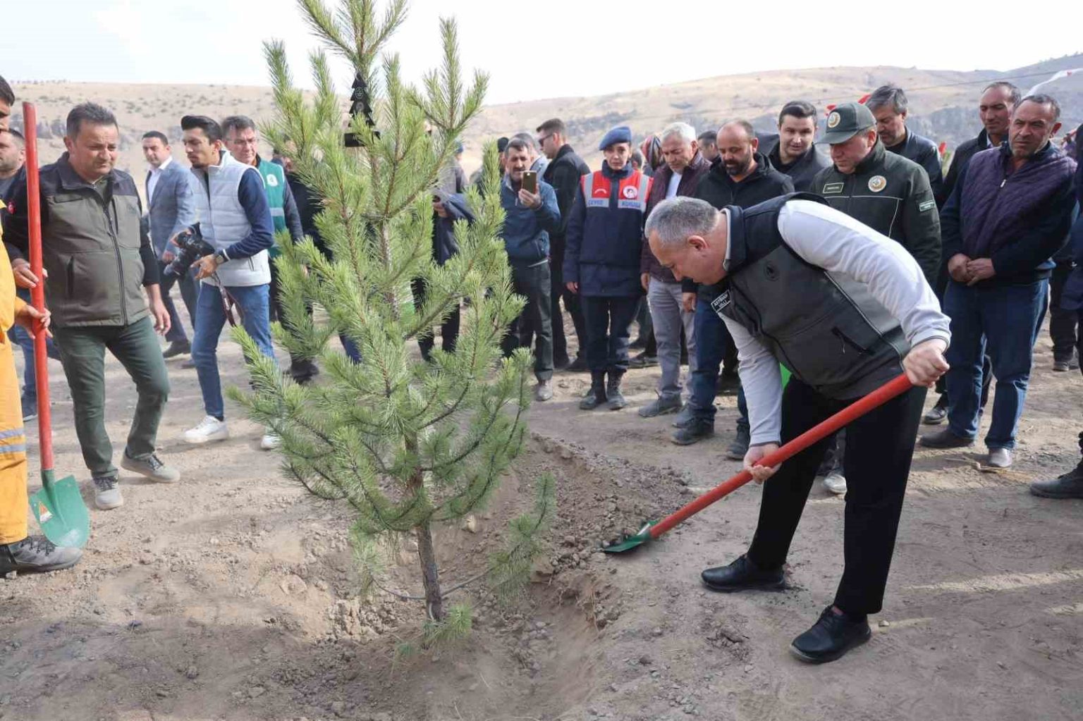 nevsehirde-18-bin-500-fidan-toprakla-bulustu