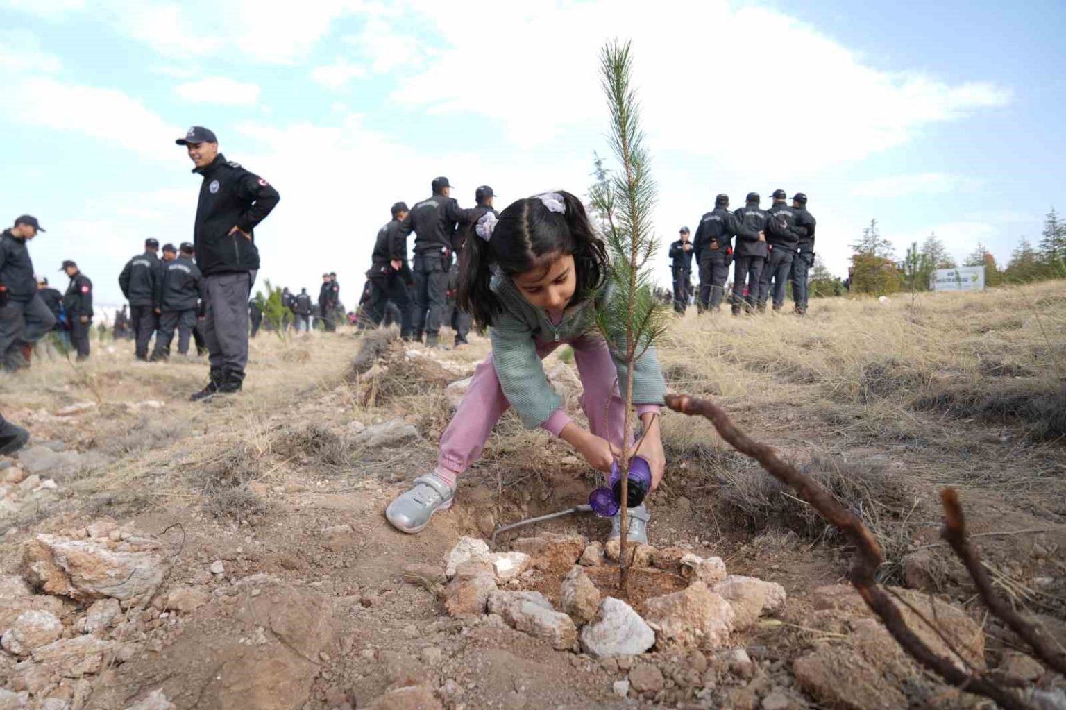 nigdede-5-bin-fidan-toprakla-bulusturuldu