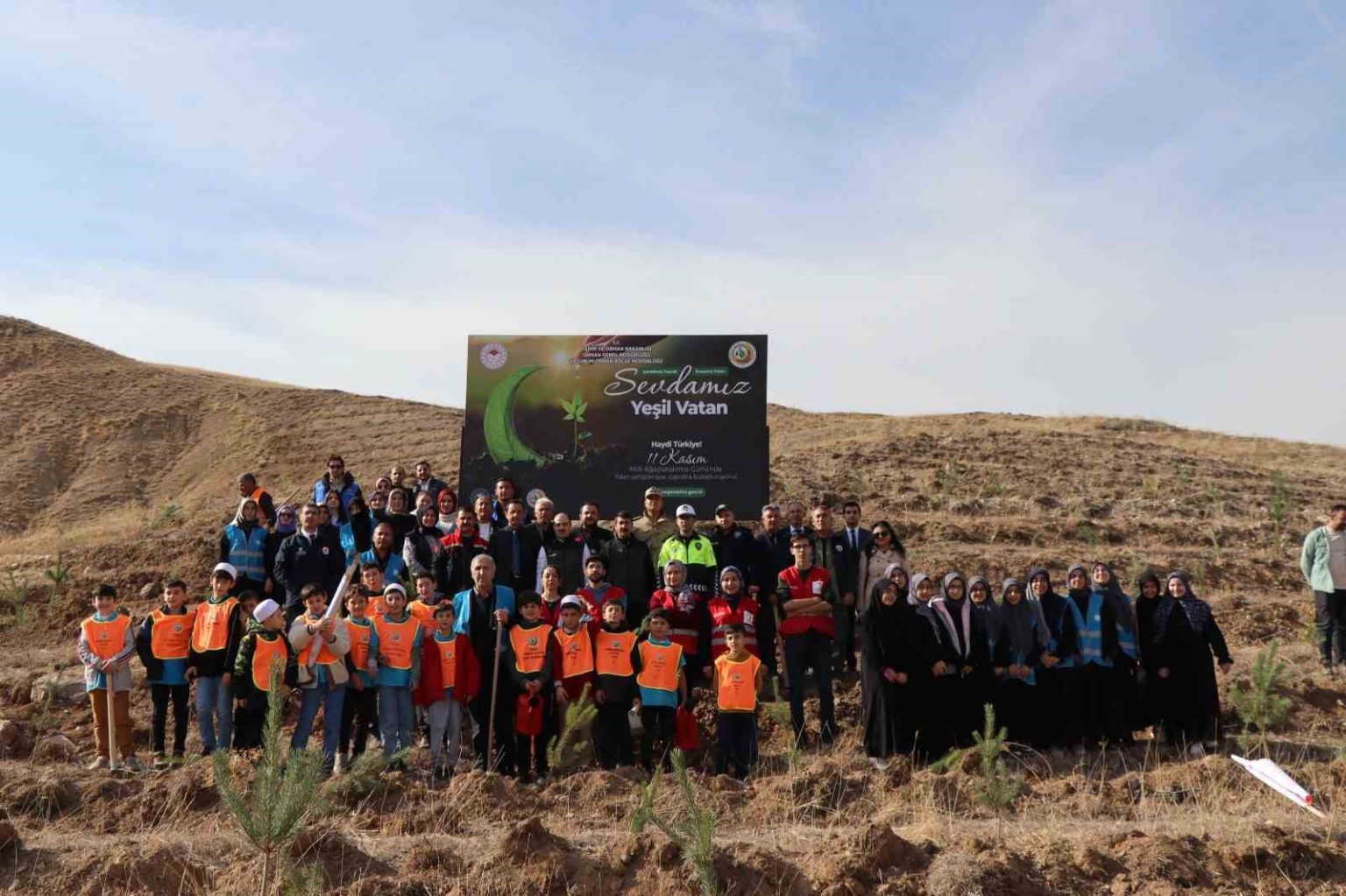 oltuda-3-bin-fidan-toprakla-bulustu