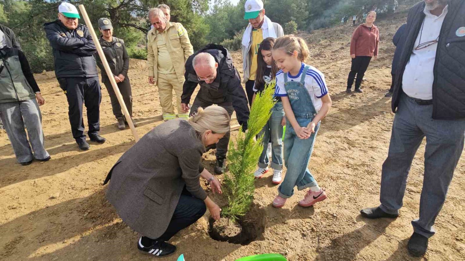 once-ogrendiler-sonra-fidanlari-diktiler