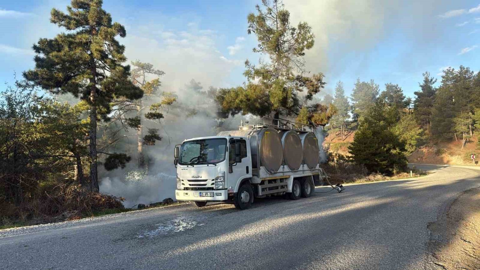 orman-yangininda-alevlere-sutle-mudahale-etti