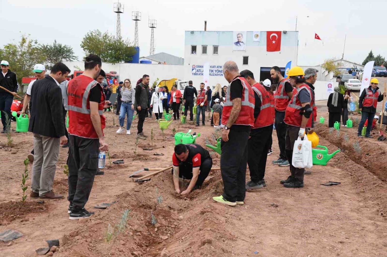 osmaniyede-11-kasim-milli-agaclandirma-gununde-fidanlar-toprakla-bulustu