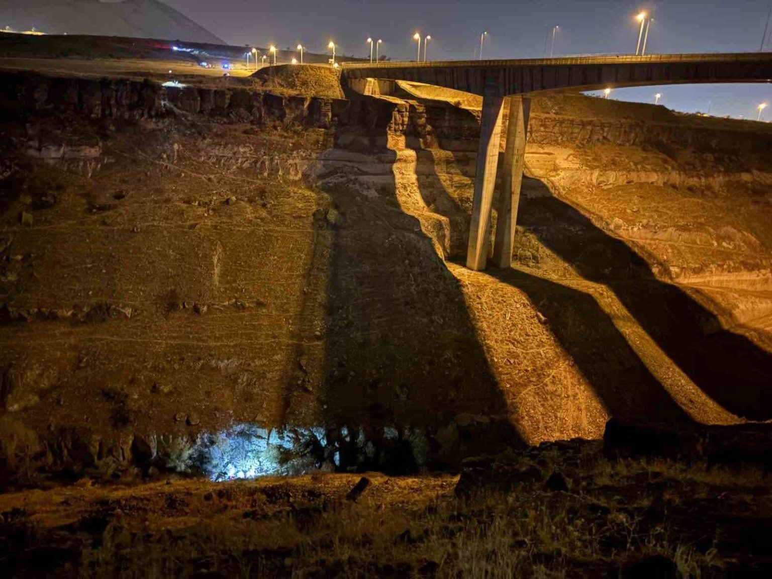 otomobil-200-metre-yukseklikten-vadiye-uctu-1-olu