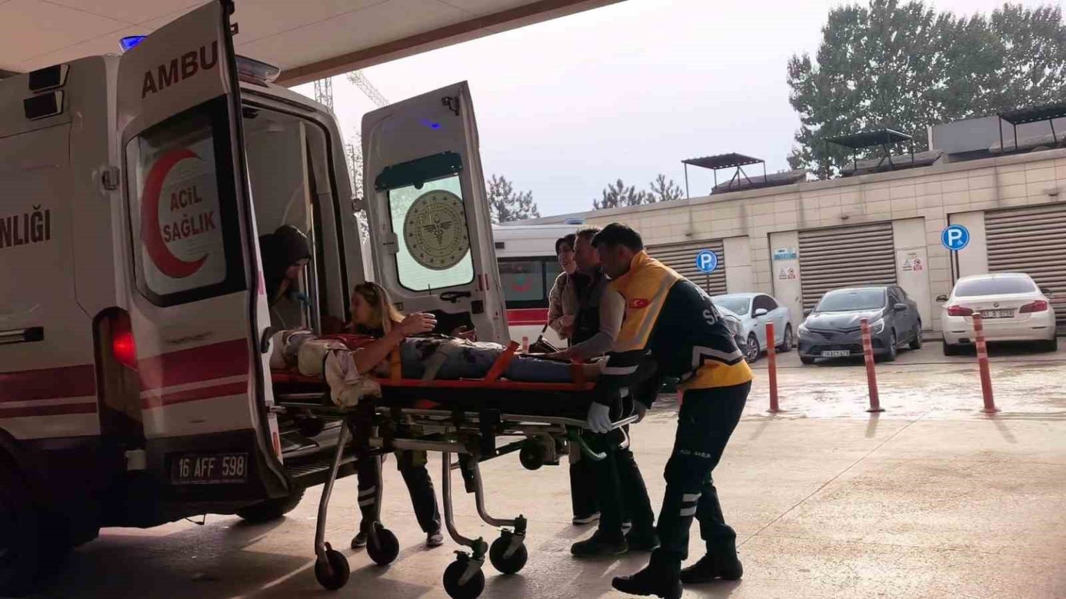 otomobil-tirin-altina-girdi-4-yarali