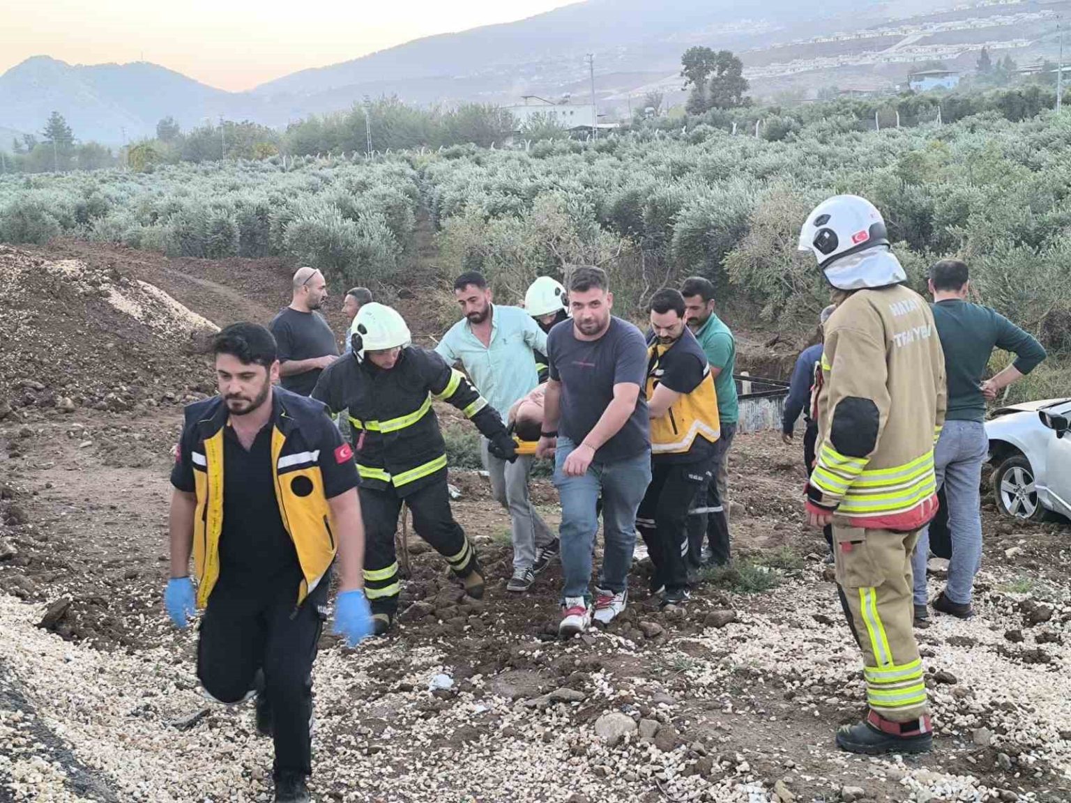 otomobil-zeytin-bahcesine-uctu-1-yarali