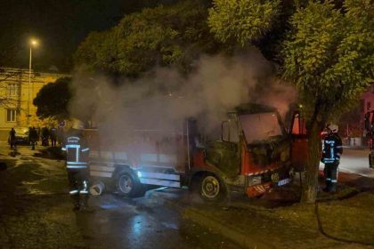 park-halinde-alev-alan-kamyon-hareket-etti