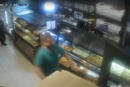 pastanede-dehset-anlari-elinde-bicakla-musterilere-saldirdi