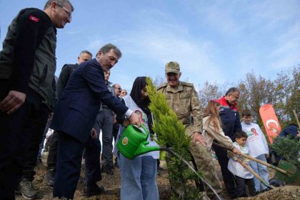 samsunda-milli-agaclandirma-gunu-37-bin-380-adet-fidan-toprakla-bulustu