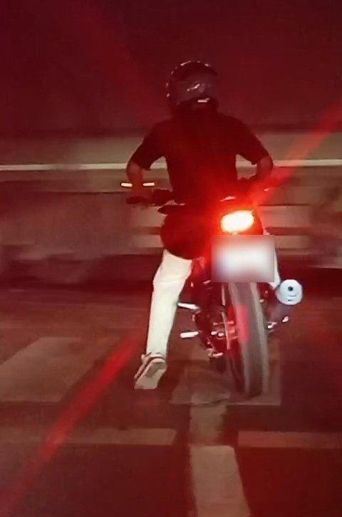 samsunda-motosikletli-surucu-isiklarda-patinaj-yaparak-lastik-yakti