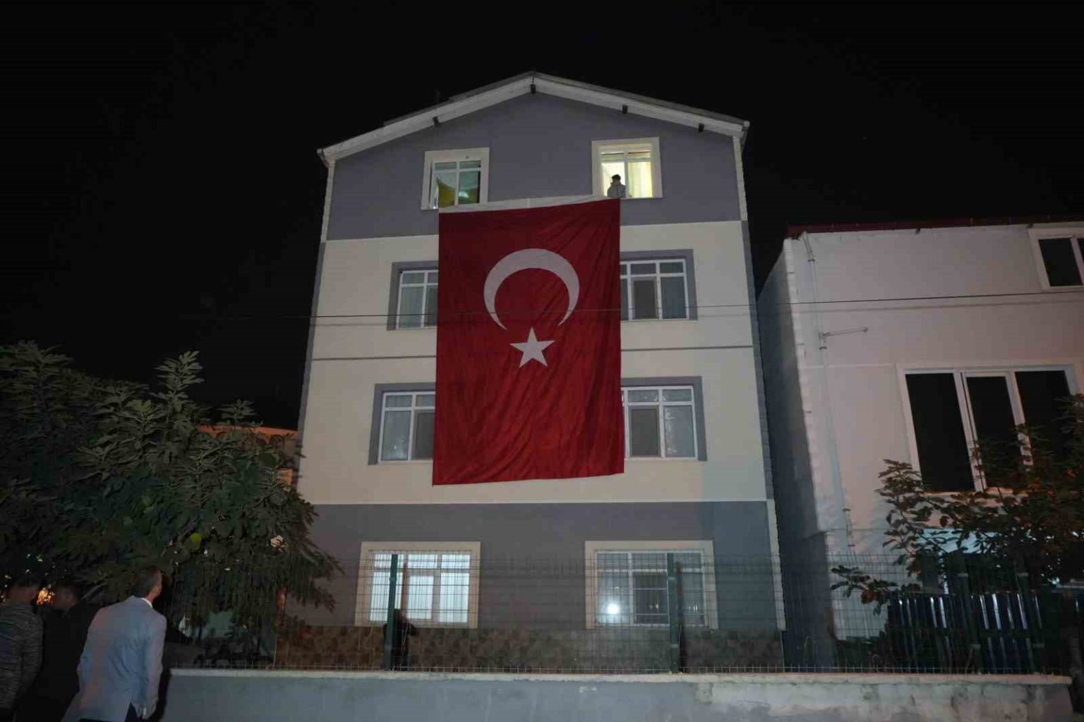 samsunlu-sehidin-baba-evine-turk-bayragi-asildi