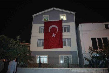 samsunlu-sehidin-baba-evine-turk-bayragi-asildi