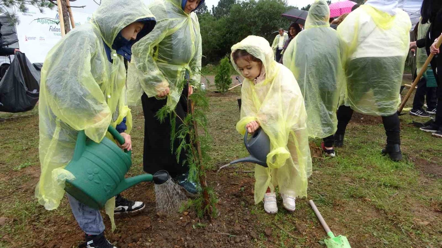 sancaktepede-yarinin-nefesi-olacak-binlerce-fidan-toprakla-bulusturuldu
