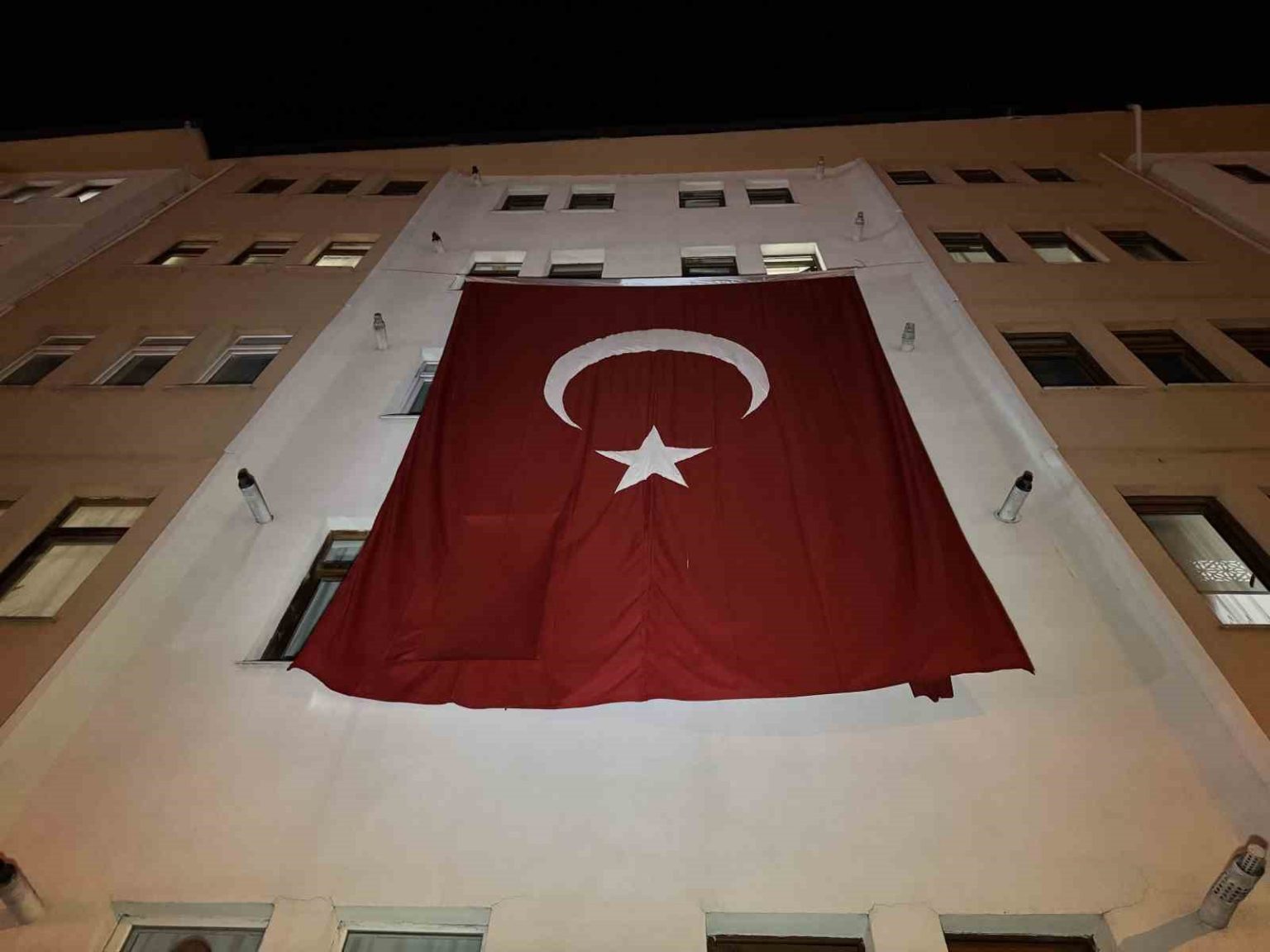 sehit-astsubay-ozcanin-baba-ocagina-turk-bayragi-asildi