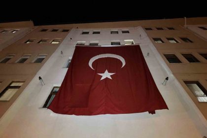 sehit-astsubay-ozcanin-baba-ocagina-turk-bayragi-asildi