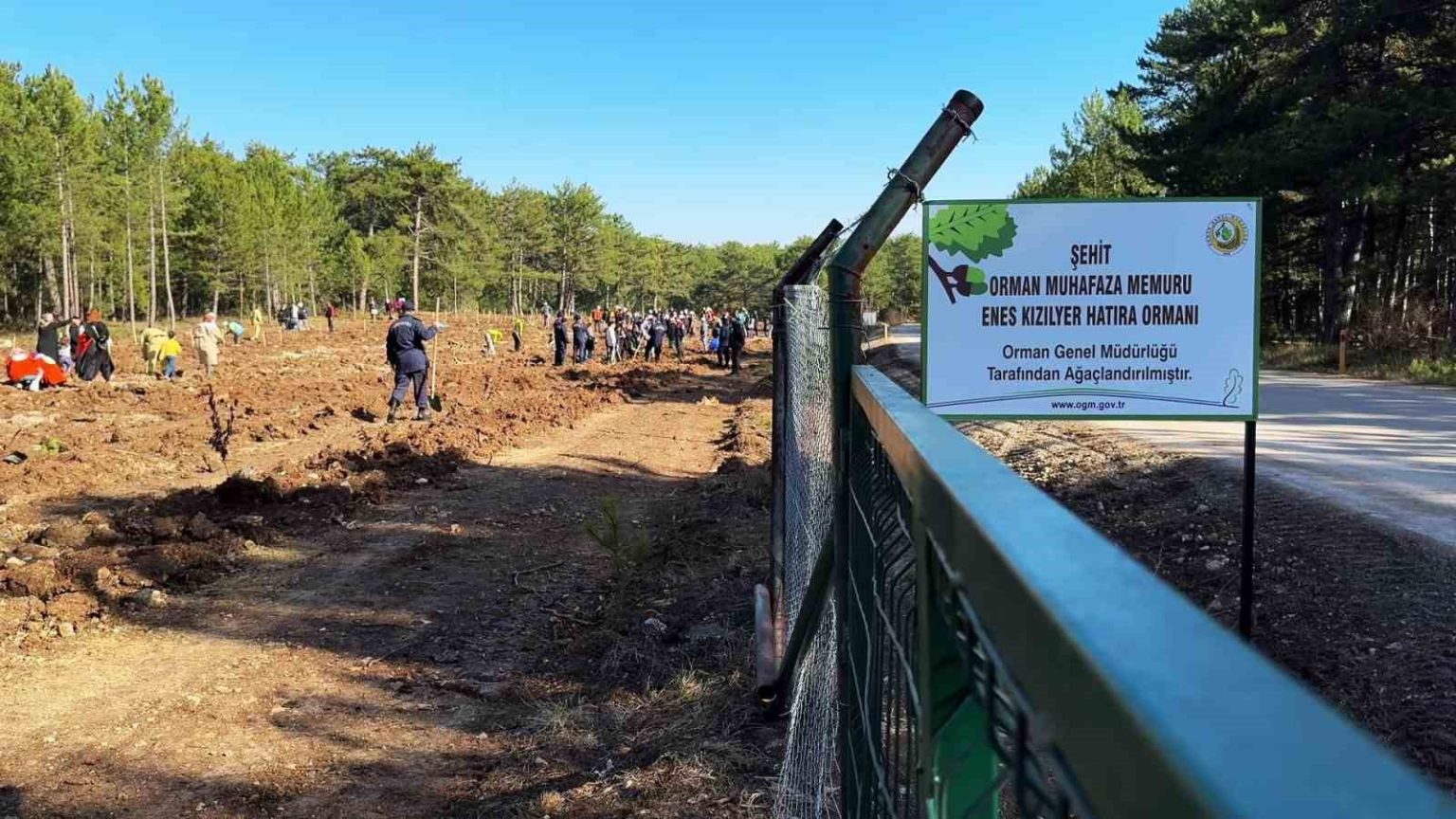 sehit-orman-iscisi-enes-kizilyer-anisina-cesme-acilisi-ve-fidan-dikimi-yapildi