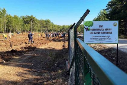 sehit-orman-iscisi-enes-kizilyer-anisina-cesme-acilisi-ve-fidan-dikimi-yapildi