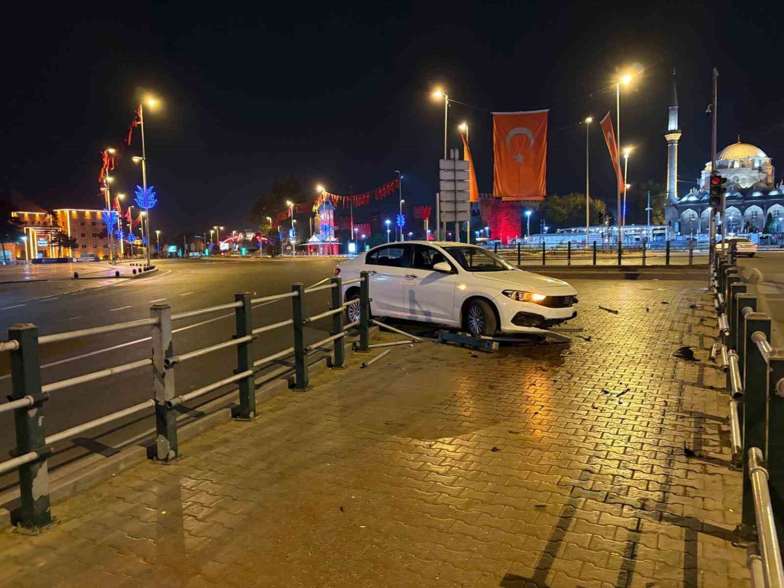 seyir-halindeyken-uyuyan-otomobil-surucusu-bariyerlere-girdi