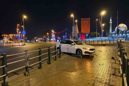 seyir-halindeyken-uyuyan-otomobil-surucusu-bariyerlere-girdi