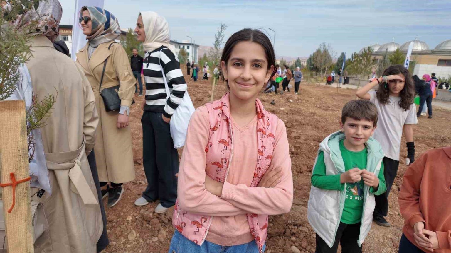 siirtte-binlerce-fidan-ayni-anda-toprakla-bulustu