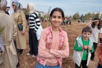 siirtte-binlerce-fidan-ayni-anda-toprakla-bulustu