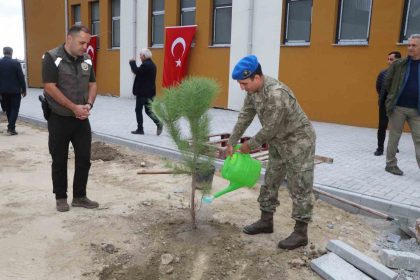 sokede-yesil-vatan-icin-fidanlar-toprakla-bulustu
