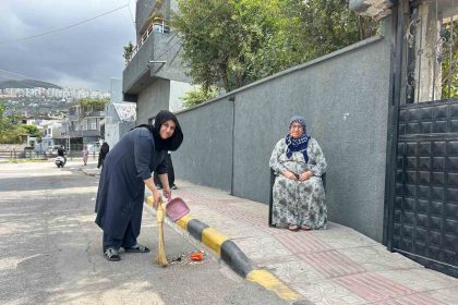 takdir-toplayan-60-yillik-temizlik-gelenegi-anne-mirasiyla-10-yildir-kizina-gecti