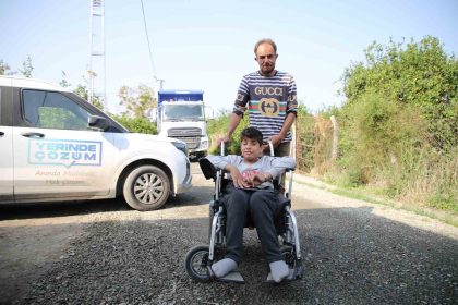 tekerlekli-sandalyesiyle-rahat-gezebilmesi-icin-sokak-asfaltlandi