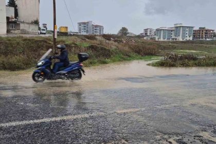 tekirdagda-siddetli-saganak-yollari-dereye-cevirdi